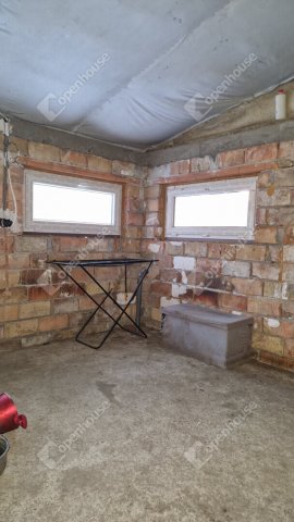 Eladó családi ház, Komáromban 26.9 M Ft, 1 szobás