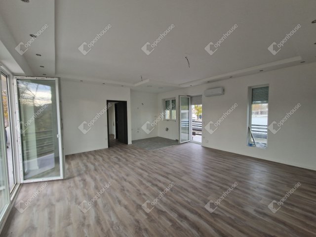 Eladó téglalakás, Siófokon 102 M Ft, 4 szobás