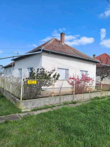 Eladó családi ház, Tiszaföldváron 35 M Ft, 5 szobás