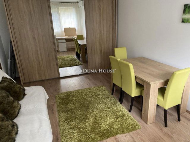 Kiadó panellakás, albérlet, Pécsett 230 E Ft / hó, 2 szobás