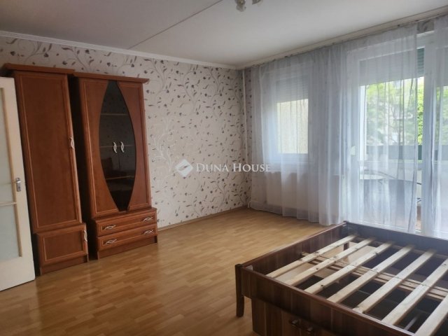 Eladó panellakás, Veszprémben 42.5 M Ft, 2 szobás