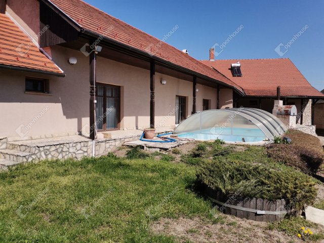Eladó családi ház, Kisbéren 100 M Ft, 7 szobás