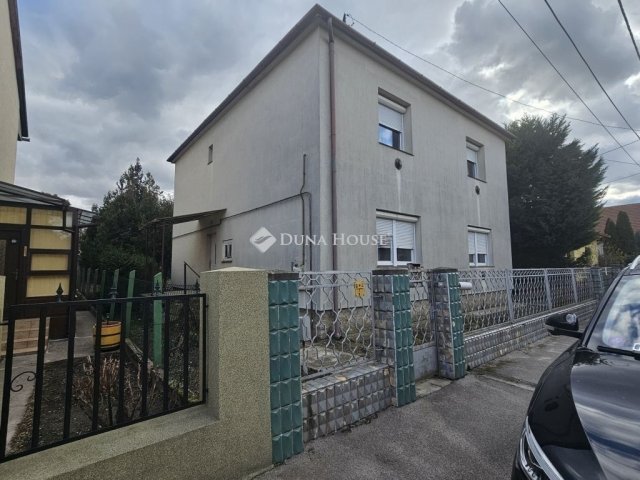 Eladó családi ház, Pécsett 85 M Ft, 7 szobás