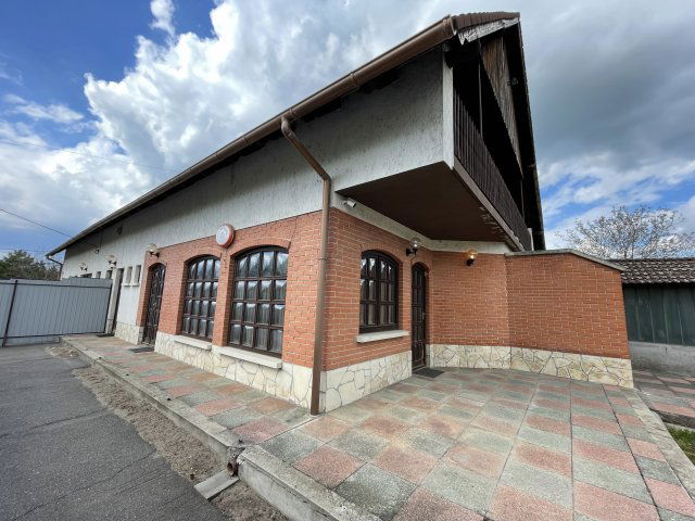 Eladó családi ház, Farmoson 109.9 M Ft, 11+4 szobás