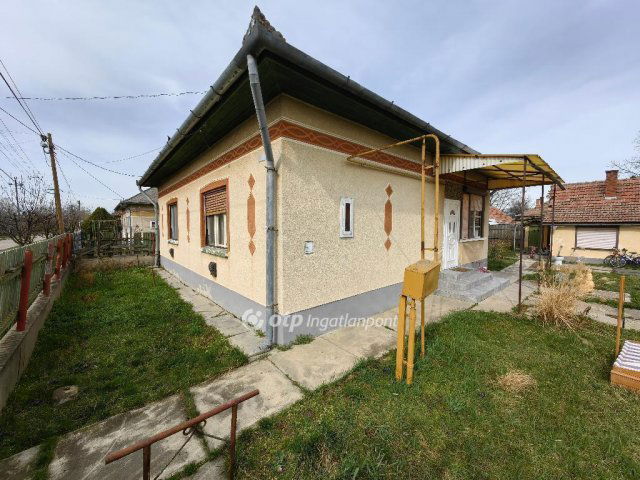 Eladó családi ház, Kisújszálláson 16.99 M Ft, 2 szobás