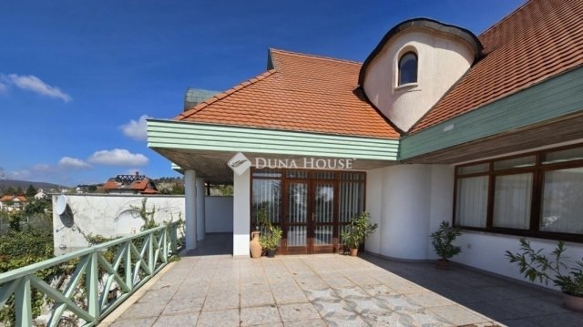 Eladó családi ház, Pécsett 195 M Ft, 6 szobás