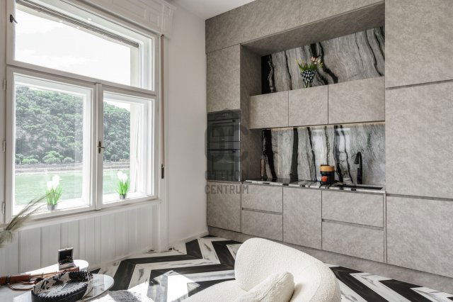 Eladó téglalakás, Budapesten, V. kerületben, Belgrád rakparton