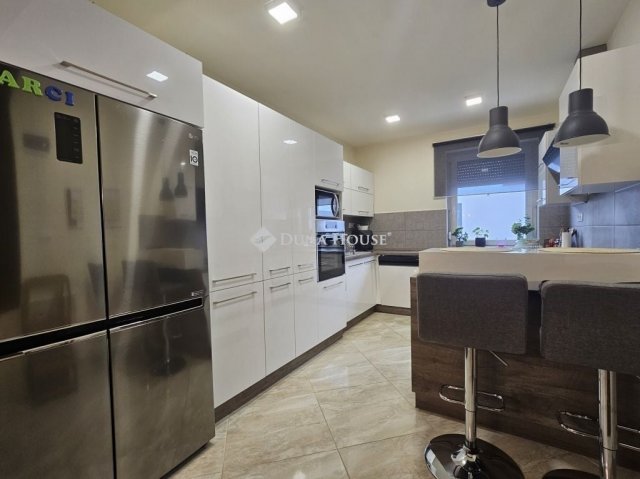 Eladó családi ház, Siklóson 99.9 M Ft, 4 szobás