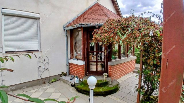 Eladó téglalakás, Alsópáhokon 70.5 M Ft, 3 szobás