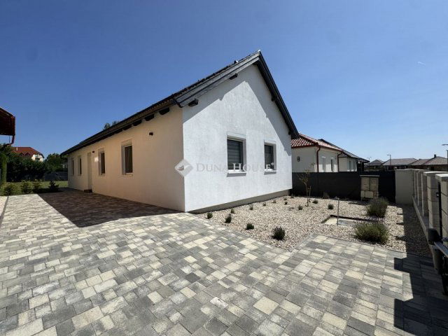Eladó családi ház, Herenden 100 M Ft, 4 szobás