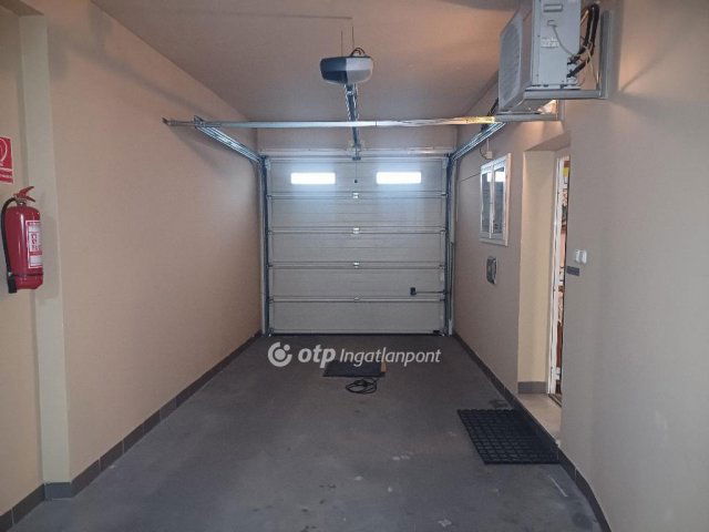Eladó családi ház, Nagykanizsán 250 M Ft, 10 szobás
