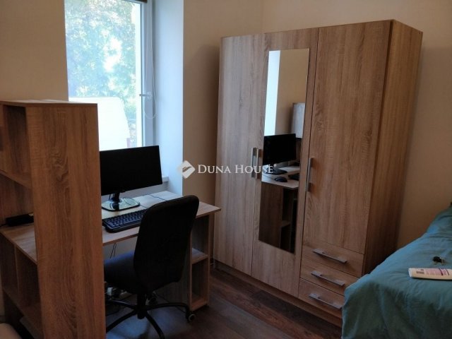 Kiadó téglalakás, albérlet, Pécsett 130 E Ft / hó, 2 szobás