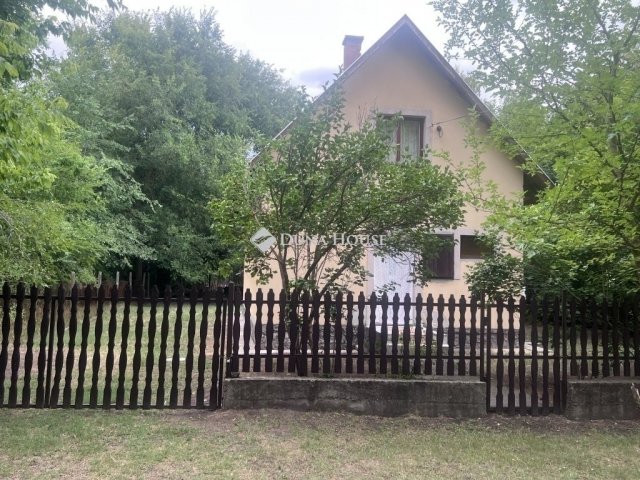 Eladó nyaraló, Tápiószentmártonon 40 M Ft, 3 szobás