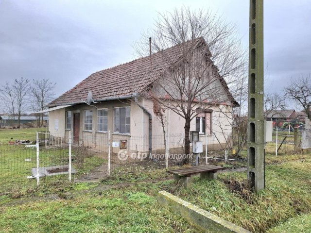 Eladó családi ház, Zsákán 6.9 M Ft, 1 szobás