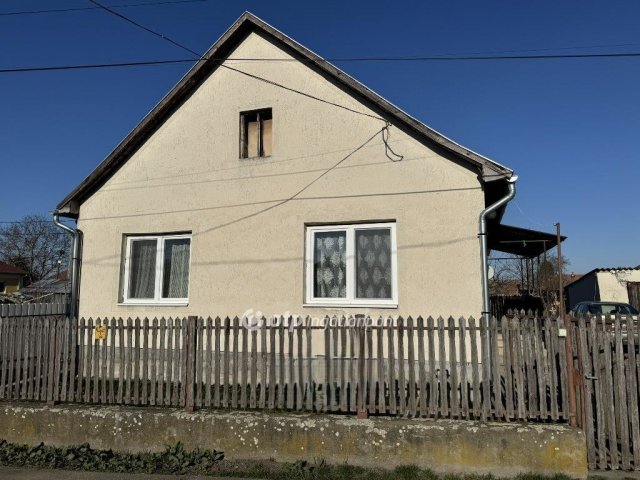 Eladó családi ház, Poroszlón 40 M Ft, 2 szobás