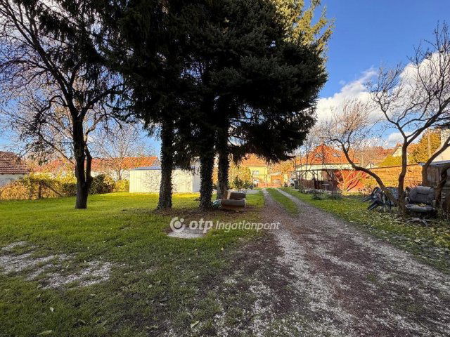 Eladó téglalakás, Pápán 24.99 M Ft, 1 szobás