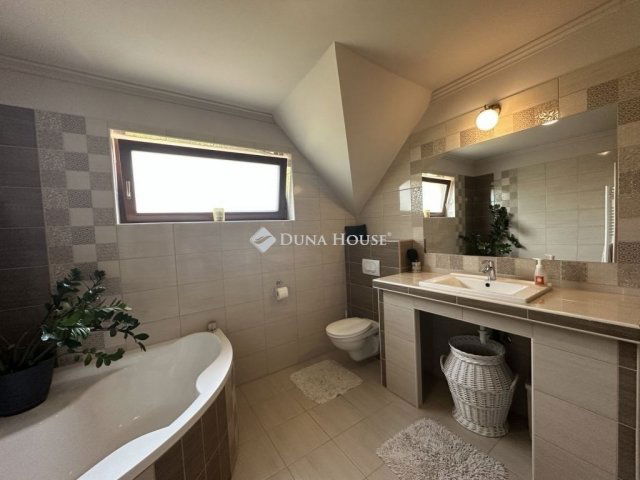 Eladó családi ház, Kecskeméten 224.9 M Ft, 7 szobás