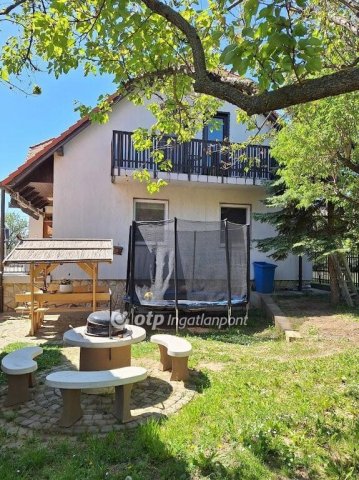 Eladó családi ház, Csopakon 299 M Ft, 10 szobás