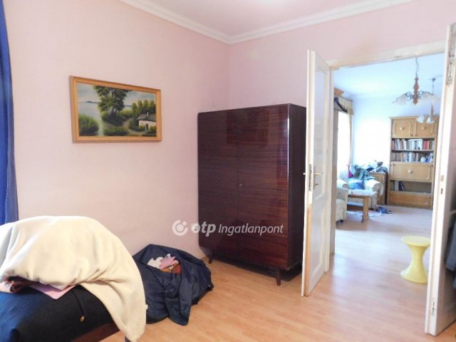 Eladó családi ház, Pécsett 299 M Ft, 9 szobás