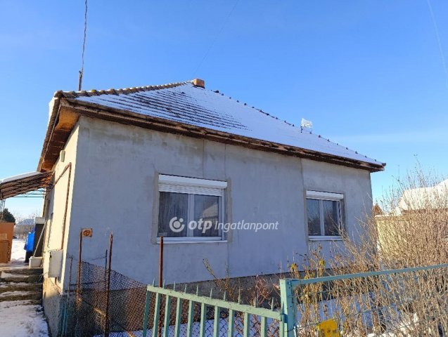 Eladó családi ház, Ercsiben 54.9 M Ft, 3 szobás