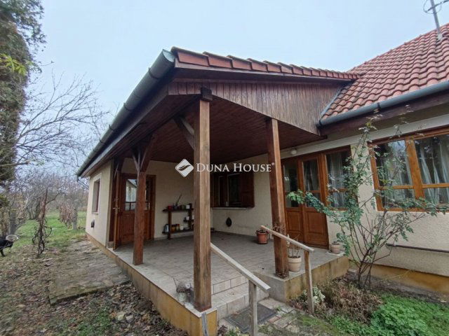 Eladó családi ház, Dánszentmiklóson 50.5 M Ft, 2 szobás