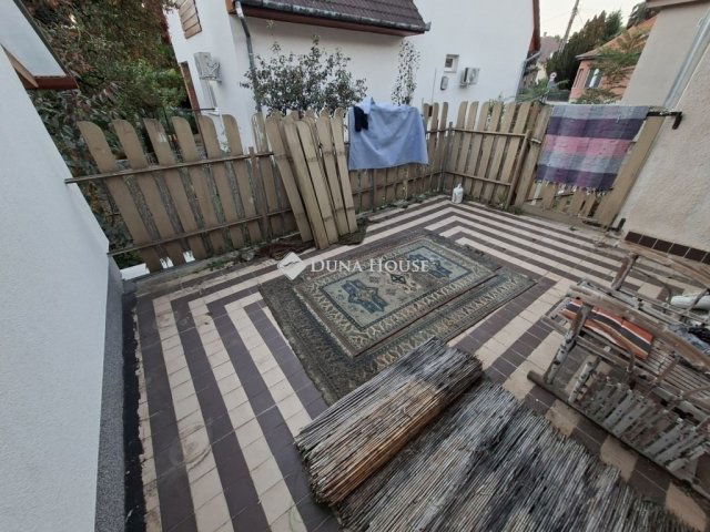 Eladó téglalakás, Pécsett 46.5 M Ft, 4 szobás