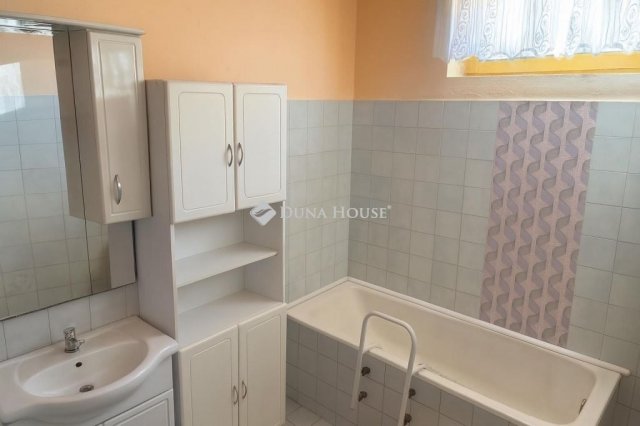 Eladó családi ház, Hatvanban 70 M Ft, 4 szobás