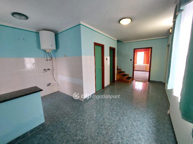 Eladó családi ház, Tázláron 30 M Ft, 4 szobás