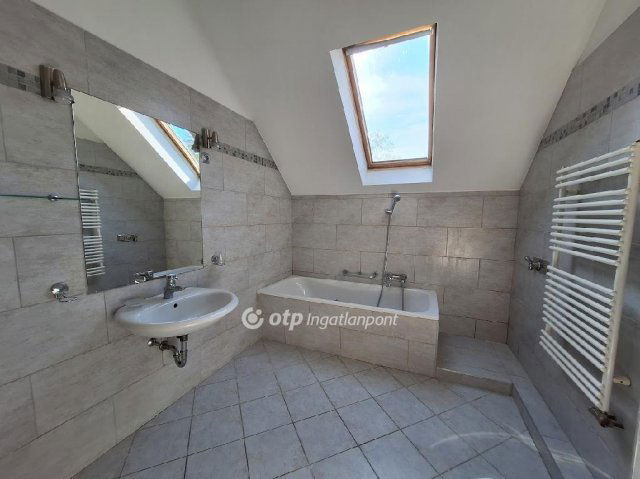 Eladó téglalakás, Veszprémben 99.99 M Ft, 4 szobás