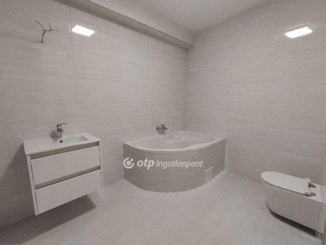 Eladó téglalakás, Szegeden 112 M Ft, 3 szobás