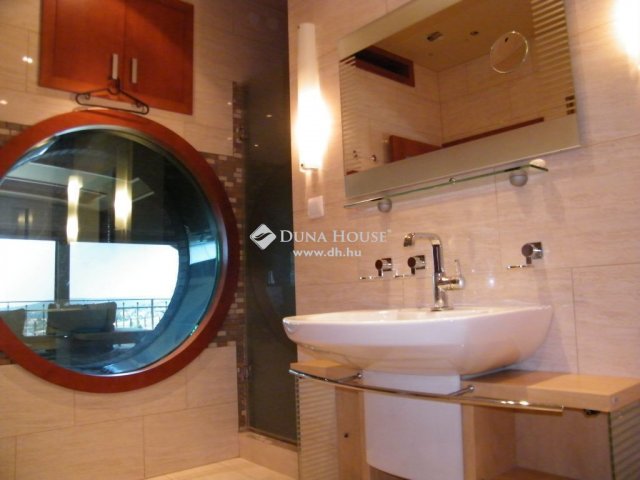 Eladó családi ház, Balatonfüreden 399 M Ft, 10 szobás