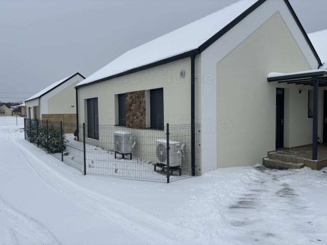 Eladó családi ház, Ságváron 69.9 M Ft, 3 szobás