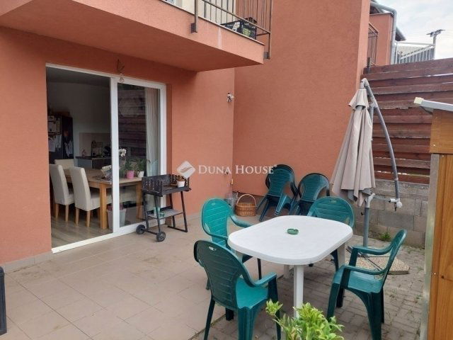 Eladó sorház, Pécelen 89.9 M Ft, 1+4 szobás