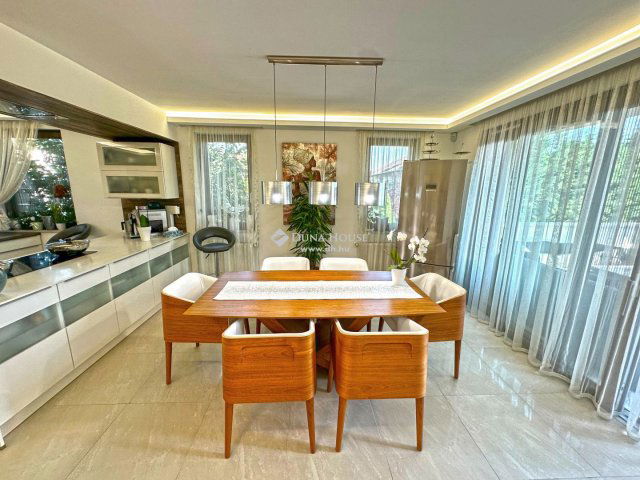 Eladó családi ház, Szentendrén 395.9 M Ft, 6 szobás