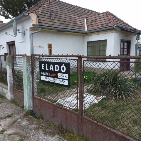 Eladó családi ház, Naszályon 35 M Ft, 2 szobás