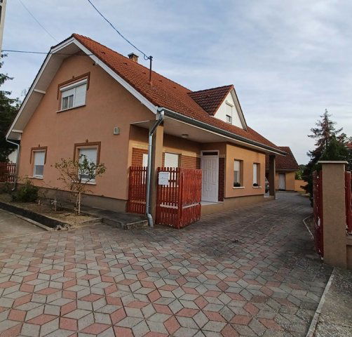 Eladó családi ház, Újhartyánon 70.954 M Ft, 5 szobás