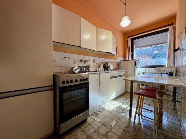 Eladó téglalakás, Balatonalmádiban 98 M Ft, 6 szobás