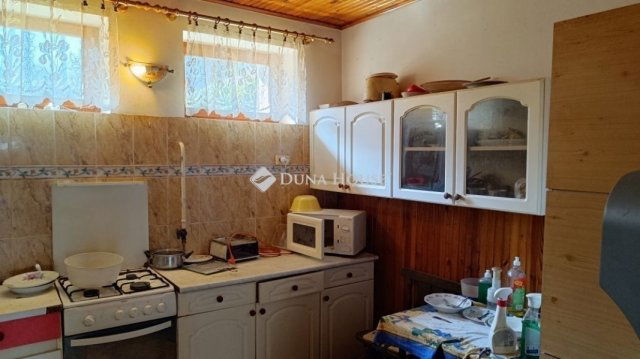 Eladó családi ház, Úrin 35 M Ft, 4 szobás