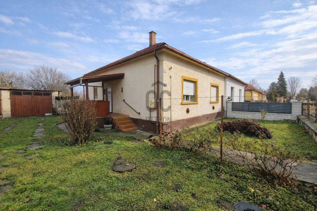 Eladó családi ház, Tatán 64.9 M Ft, 3 szobás