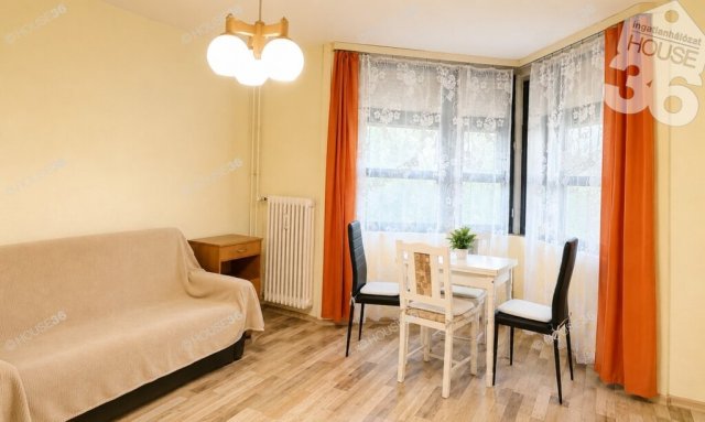 Eladó téglalakás, Szekszárdon 24 M Ft, 1 szobás