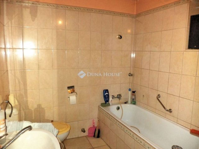 Eladó családi ház, Velencén 87.9 M Ft, 4 szobás