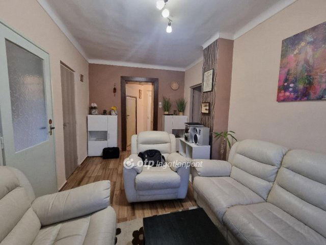 Eladó téglalakás, Pápán 30.29 M Ft, 2+1 szobás