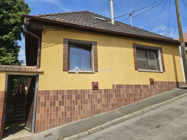 Eladó családi ház, Pécsett 74.9 M Ft, 4 szobás