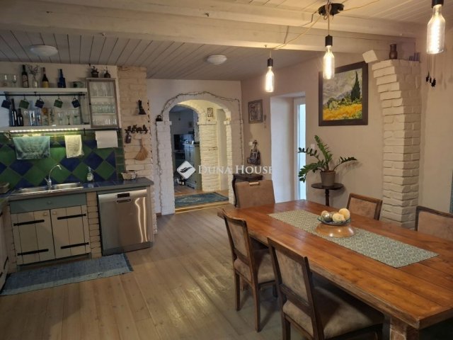 Eladó családi ház, Velencén 179 M Ft, 6 szobás