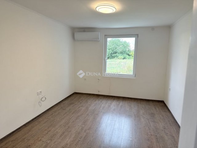 Eladó téglalakás, Szentlőrinckátán 34.999 M Ft, 4 szobás