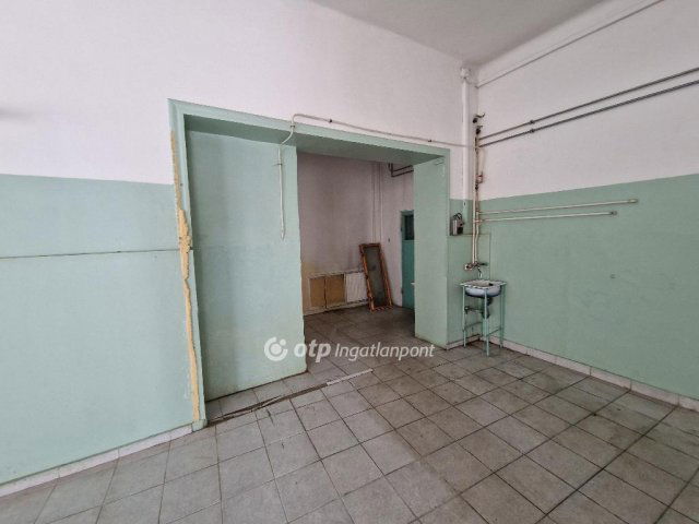 Eladó üzlethelyiség, Nagykállóban 250 M Ft
