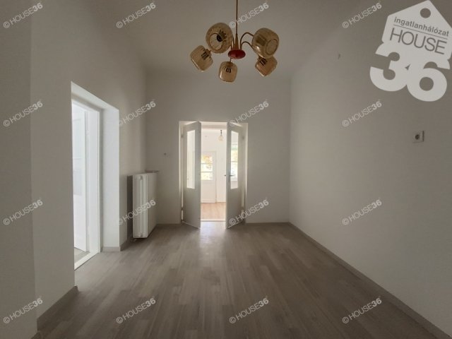 Eladó téglalakás, Kiskunfélegyházán 29.99 M Ft, 2 szobás