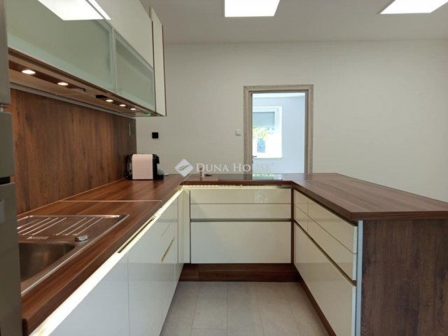 Eladó téglalakás, Komlón 33.9 M Ft, 3 szobás