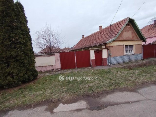 Eladó családi ház, Jászberényben 21.9 M Ft, 2 szobás