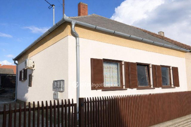 Eladó ikerház, Ajkán 34.4 M Ft, 2 szobás / költözzbe.hu